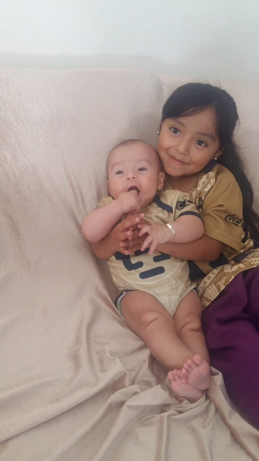 Con su hermanito